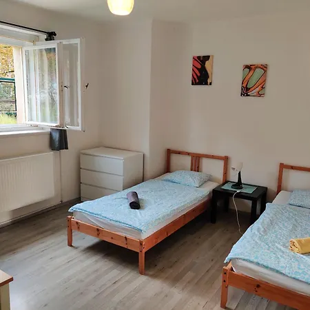In House With Private Parking And Garden 게스트하우스 프라하