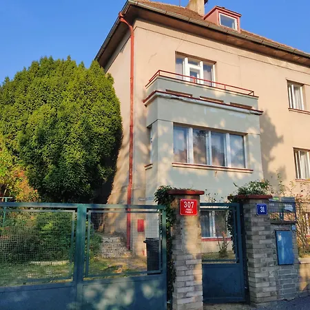 In House With Private Parking And Garden *