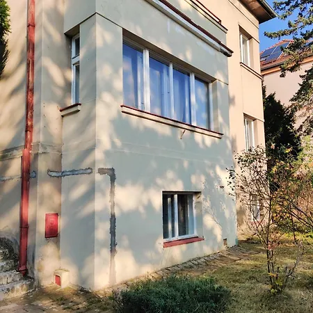 In House With Private Parking And Garden *