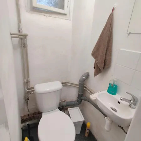 In House With Private Parking And Garden Guest house